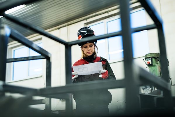 bilde av dame som arbeider